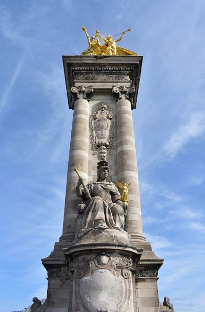 Pont Alexandre III detail。混凝土支柱平衡与路易十四雕像和镀金的名声雕塑在顶