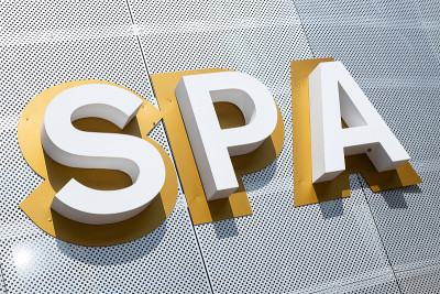 2019年7月，白俄罗斯明斯克。单词SPA的角度视图由白色和暗米色的大字母组成，白色金属表面上有许多