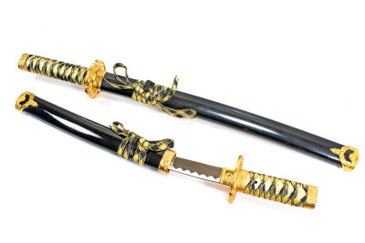 两个日本武士的武士刀孤立在白色