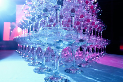 桌子上放着一堆放着樱桃的空马提尼酒杯。派对在俱乐部Phaselis玫瑰酒店在Kemer，土耳其，一个
