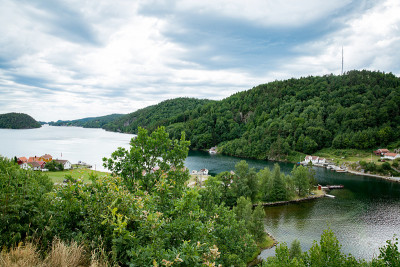 宁静的斯堪的纳维亚夏季景观，在挪威南部海岸的小村庄。