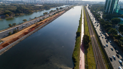 巴西圣保罗的Pinheiros边缘与Pinheiros河和现代建筑的观点