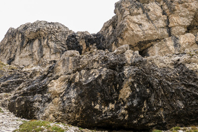 Oberbachernspitze -近距离观看一个巨大的，高的和荒凉的山墙在意大利白云石
