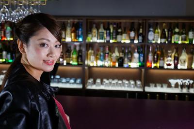 坐在酒吧里的女人