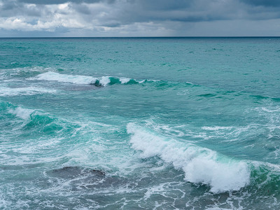 海浪和奇妙的岩石海岸