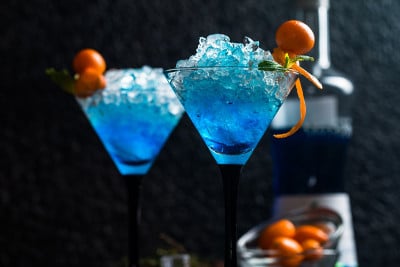 马提尼杯中的蓝色鸡尾酒