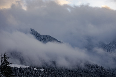 山坡从后面的雪云窥视，因为他们消散