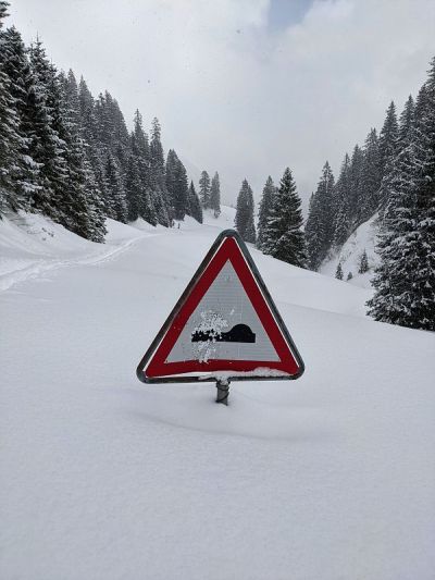 交通继电器陷在雪中。瑞士山区积雪覆盖的公路。从格拉尔到穆塔塔