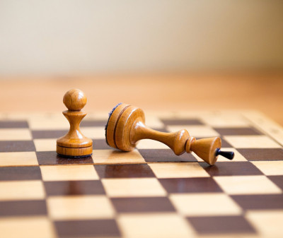 Pawn战胜了国王。棋子。