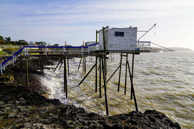 在法国西海岸的圣帕莱斯-sur- mer Gironde河口的钓鱼小屋