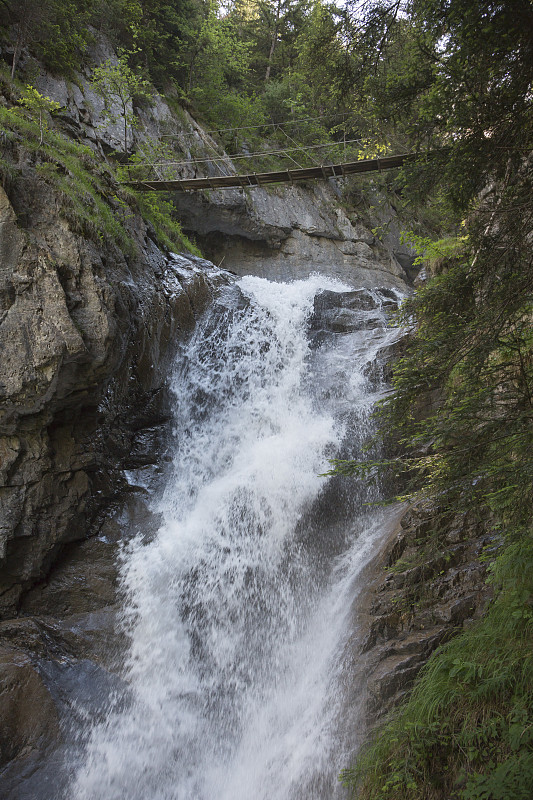 via Ferrata de Tiere (Champery, Switzerland)的桥和瀑布