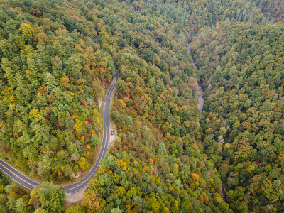 北卡罗来纳西部秋天蜿蜒道路的鸟瞰图