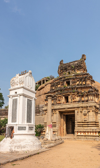 白色雕像在Gopuram在Malyavanta Raghunatha寺庙，汉普，卡纳塔克邦，印度。