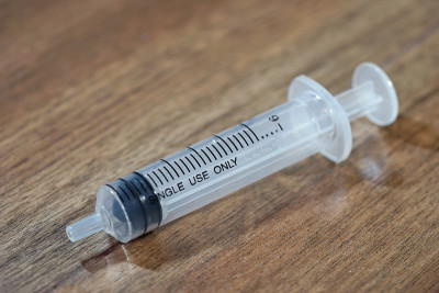 Emtry注射器在木质地面上