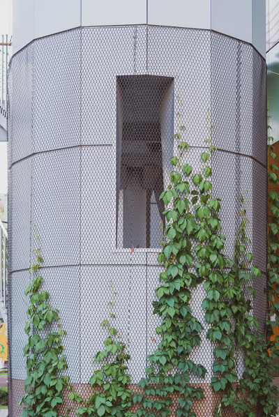 楼梯装饰得像城市建筑中的塔楼