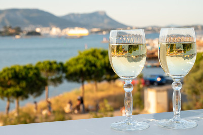 夏日的法国里维埃拉，在室外露天平台上喝着来自普罗旺斯cote de Provence的冷白葡萄酒，可