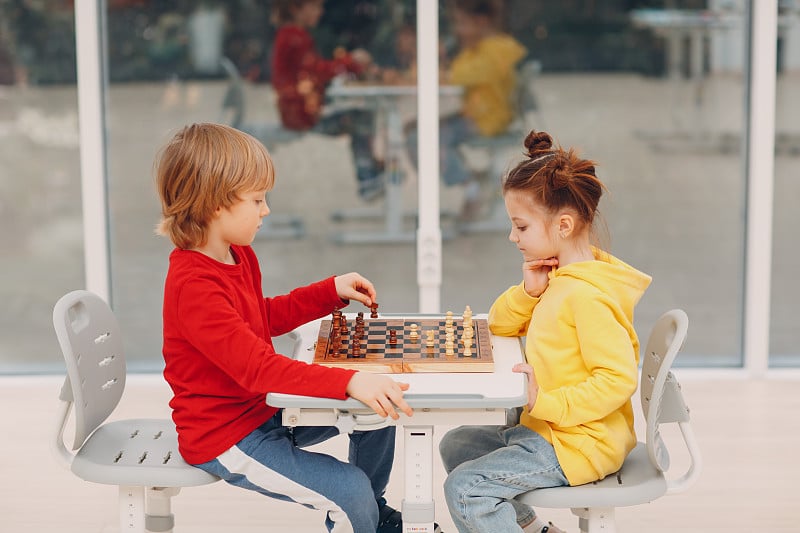 在幼儿园或小学下棋的小孩