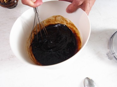 搅拌糖蜜和鸡蛋。制作糖浆派系列。