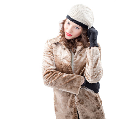 穿着大衣的漂亮年轻女人