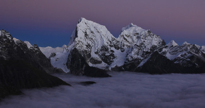 朱拉茨山和塔波切山的紫色夜空