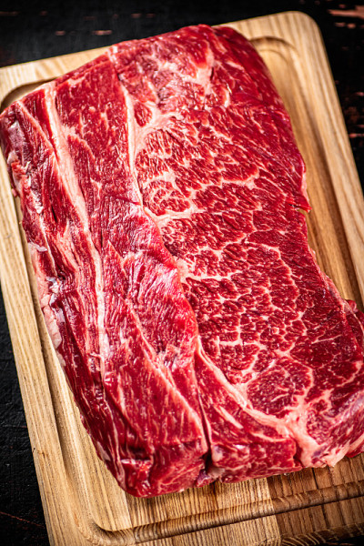 切菜板上的一块新鲜生牛肉。