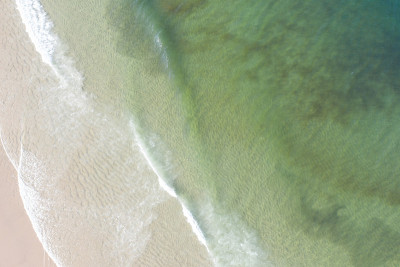 美丽的海滩，海洋和波浪的天线