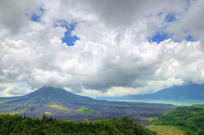 印度尼西亚巴厘岛上的巴图尔火山景观