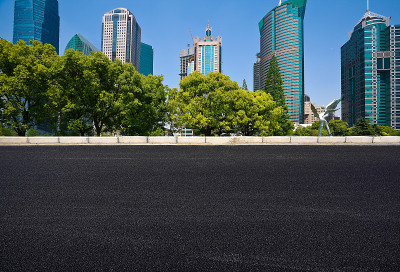 以现代城市建筑为背景的空旷路面