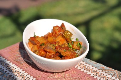 塞浦路斯meze和kebap烧烤派对在花园里美味的混合肉和鸡肉kebap