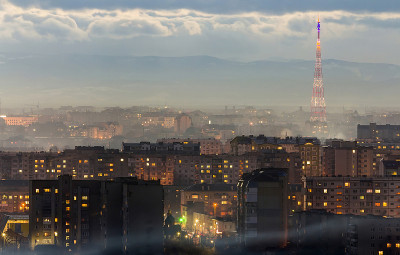 乌克兰Ivano-Frankivsk市夜景鸟瞰图。