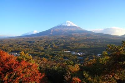 秋天的富士山天空晴朗