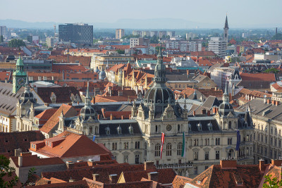 奥地利斯蒂里亚地区格拉茨的格拉茨市景，有Rathaus(市政厅)和历史建筑，还有警告新冠肺炎大流行危