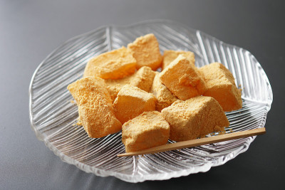 Warabimochi。日本bracken-starch饺子。