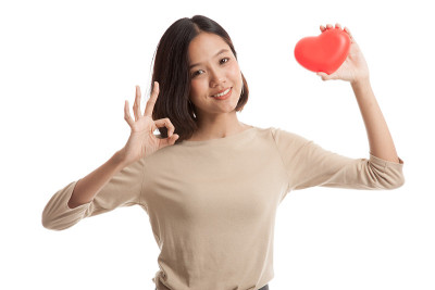 亚洲女商人以红心表示OK