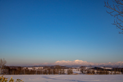 雪山和蓝天