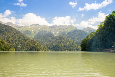 美丽的山湖在自然山谷在夏天。美丽的高山瑞莎湖。在格鲁吉亚阿布哈兹的高加索山脉里察湖，周围是混合的山地