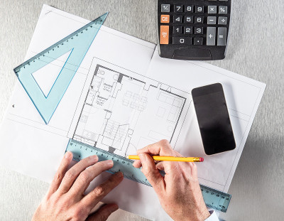 建筑师手工制作尺寸，在办公桌上为建筑概念工作