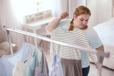超重的年轻女子试衣服