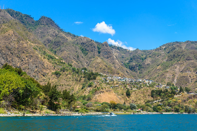 在危地马拉火山景观的阿提兰湖的圣克鲁斯拉古纳海岸