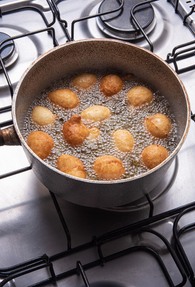 一种名为“bolinho de Chuva”的巴西甜品，在平底锅中用油煎制，有选择性。