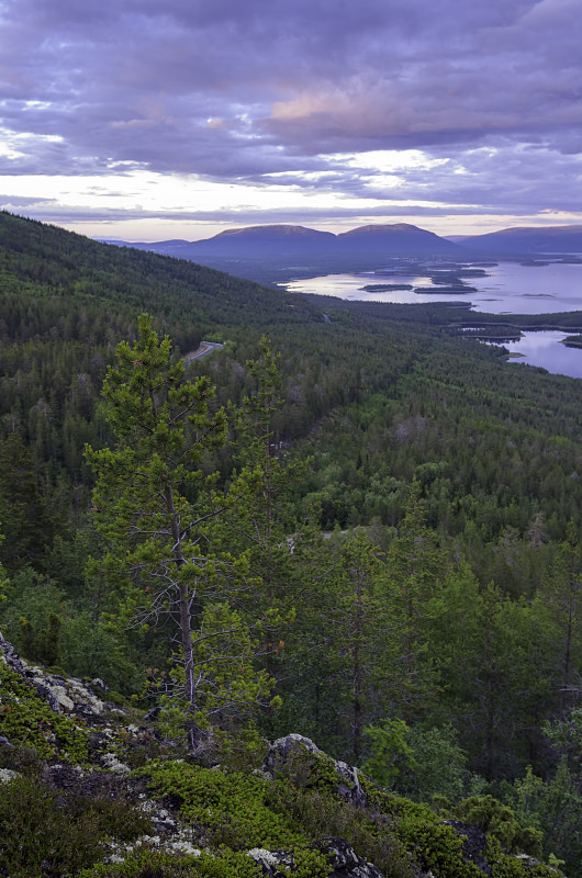 北海海岸的彩色日落景观鸟瞰图。卡累利阿松在白海岸边的岩石上。摩尔曼斯克海岸地区，坎大拉克沙自然保护区