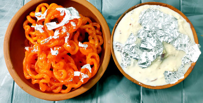 Kesari Jalebi/Jilbi与Rabdi是一种美味的印度食谱，作为节日或婚礼上的甜点。有选