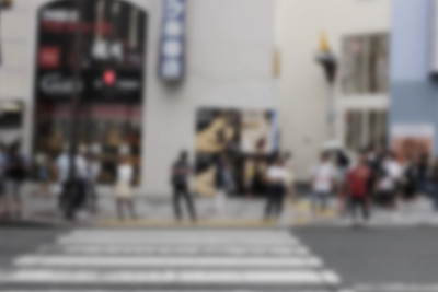 人们在午餐时间走在人行道上，光线散景“在日本拥挤的街道，模糊的背景在日本”作为背景使用。