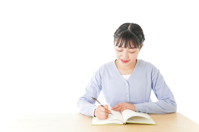 正在上课的年轻学生