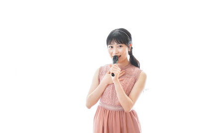 年轻女子在婚宴上讲话