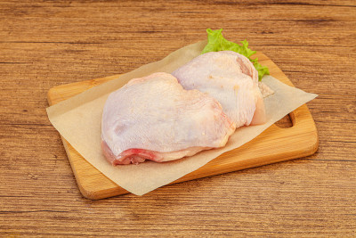 烹饪用的生鸡排