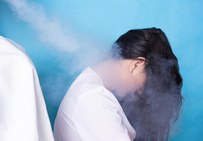 治疗颈椎病和颈部疼痛借助冷冻疗法程序，冷疗，女孩，医学