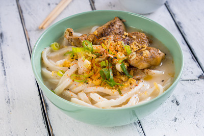 奶油味浓的白顿鸡乌冬汤