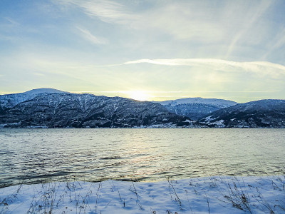 冬季景观，峡湾日出日落，挪威。乘Vangsnes到Balestrand。