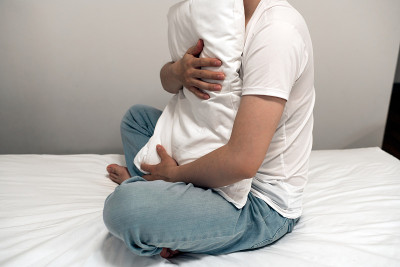 亚洲男人在床上